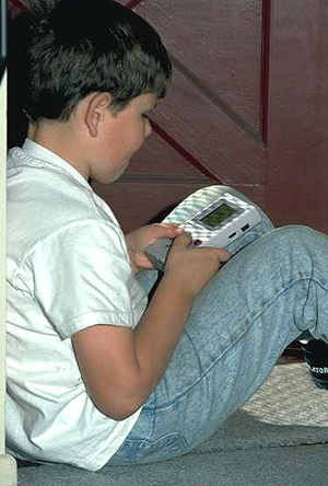 Ni�o con un juego electr�nico